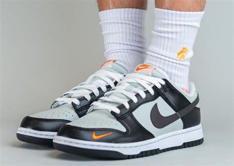 nike dunk low panda mini swoosh|On.